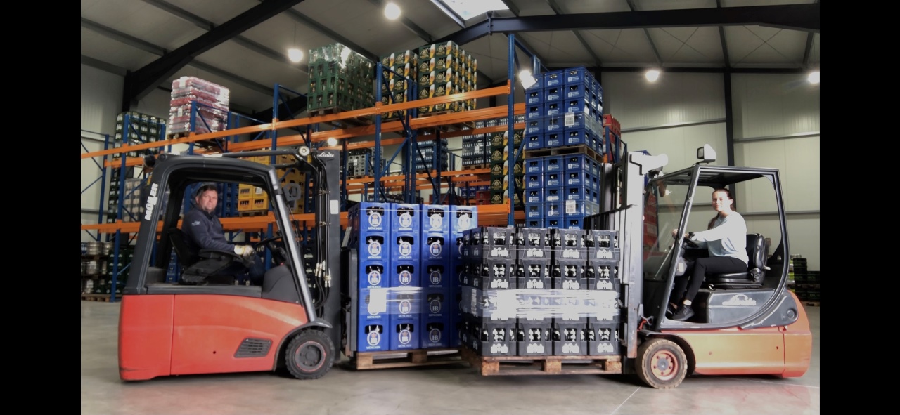 Getränke Ruttloff Lagerhalle – Mitarbeiter bei der Arbeit mit Gabelstaplern